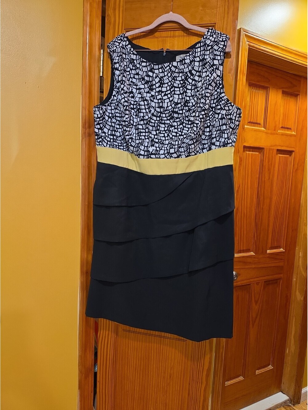 Dress Barn Body Fitting Geometric Black/WHITE/YELLOW Dress SZ 20 Sleveless